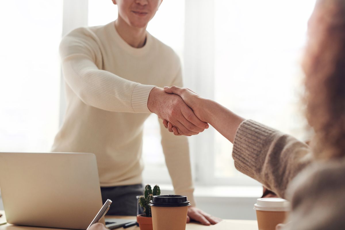 Client and consultant shaking hands to begin an engagement